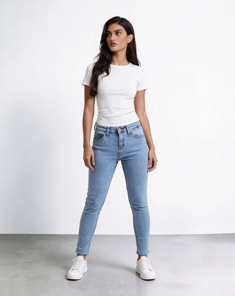 Skinny jeans with a slim fit and high waist