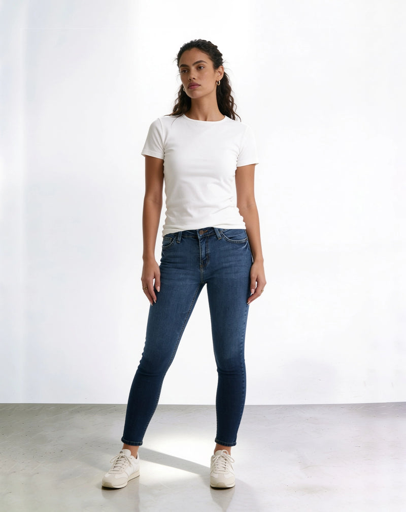 .بنطال جينز سكينى بقصة ضيقة وخصر متوسط الأرتفاع