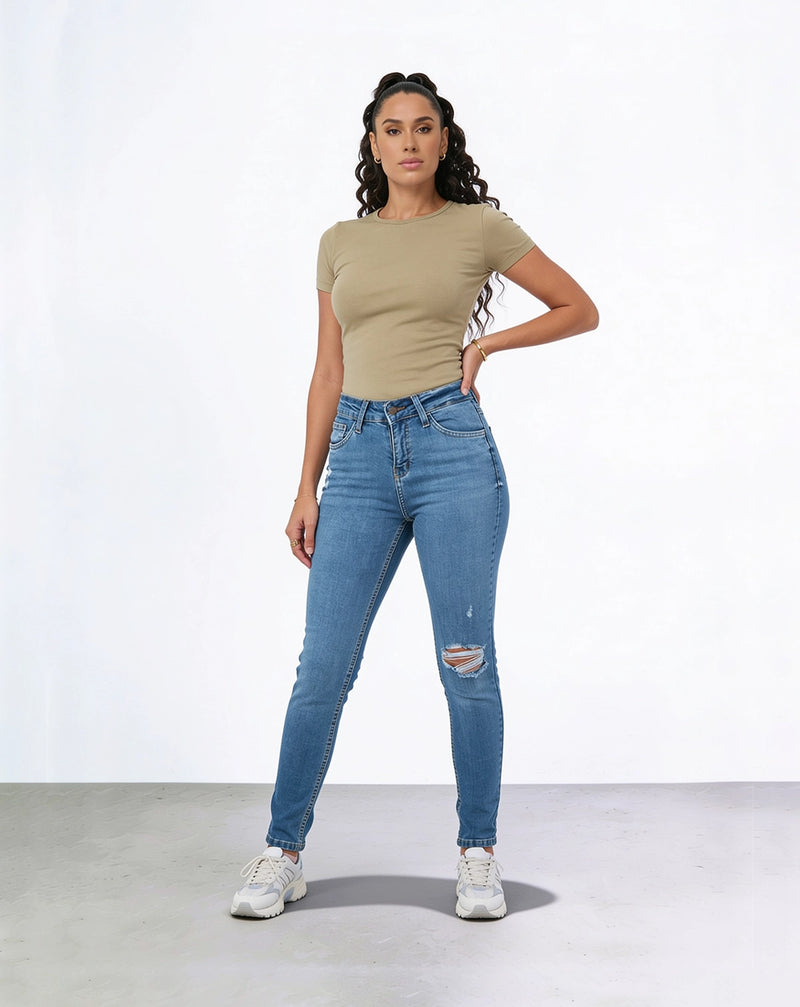 Skinny jeans with distressed details and a high waist