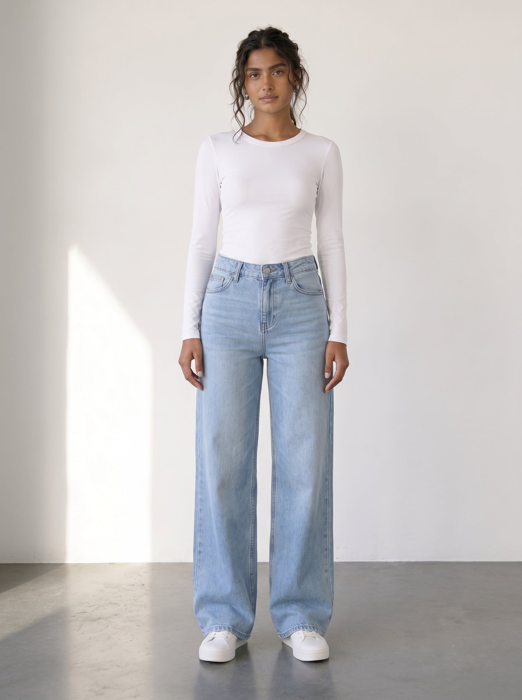 Wide-leg high-waisted jeans with gradient details