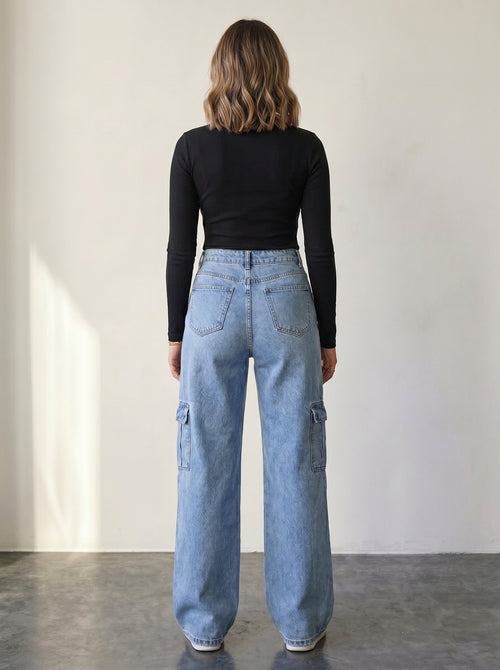 High-waisted straight-leg cargo jeans.