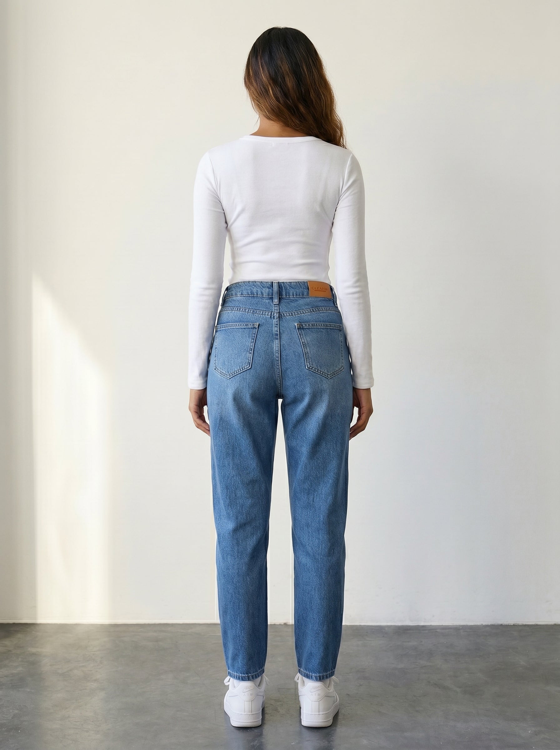 Mom fit jeans with a high waist and distressed details