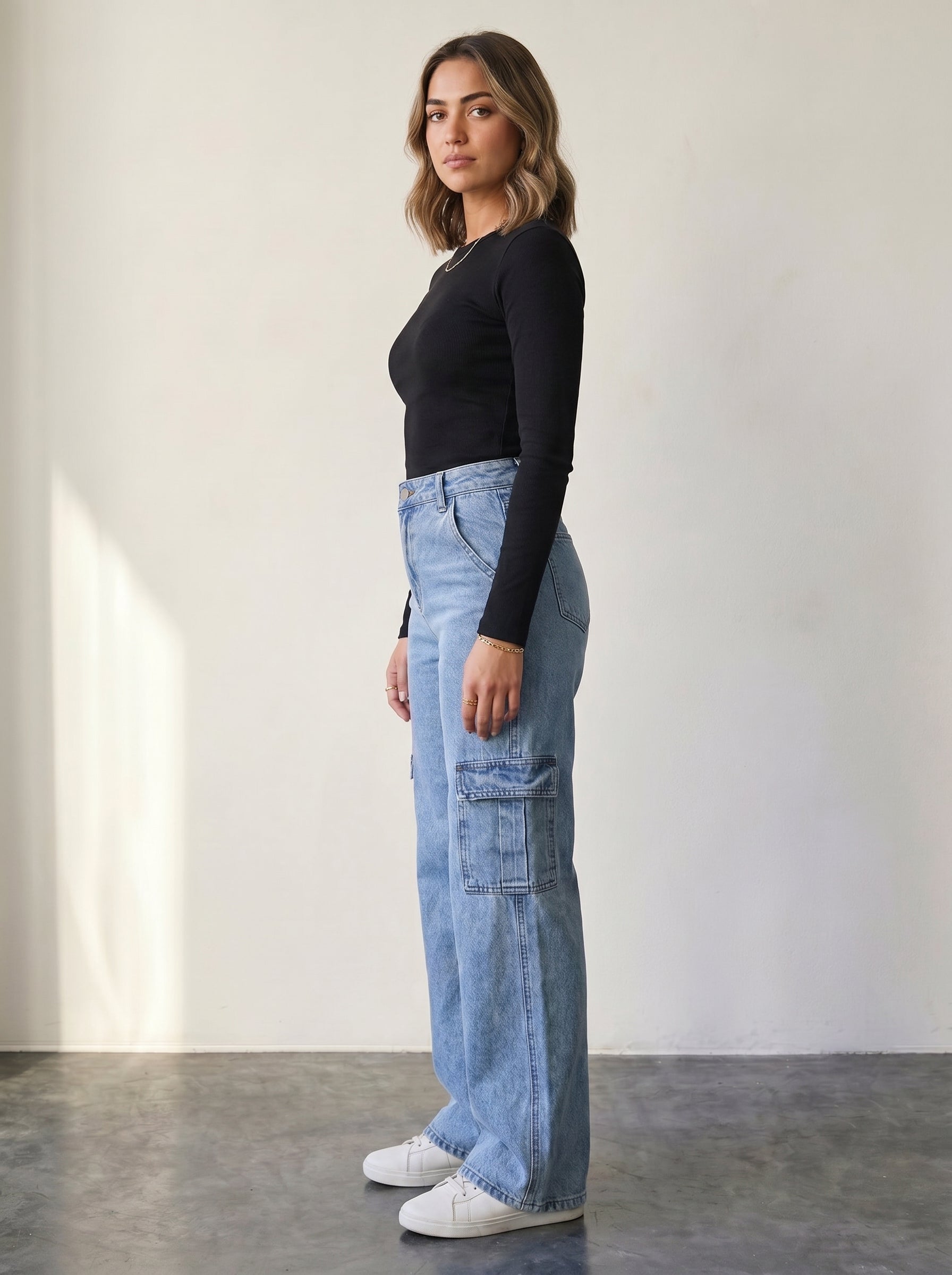 High-waisted straight-leg cargo jeans.