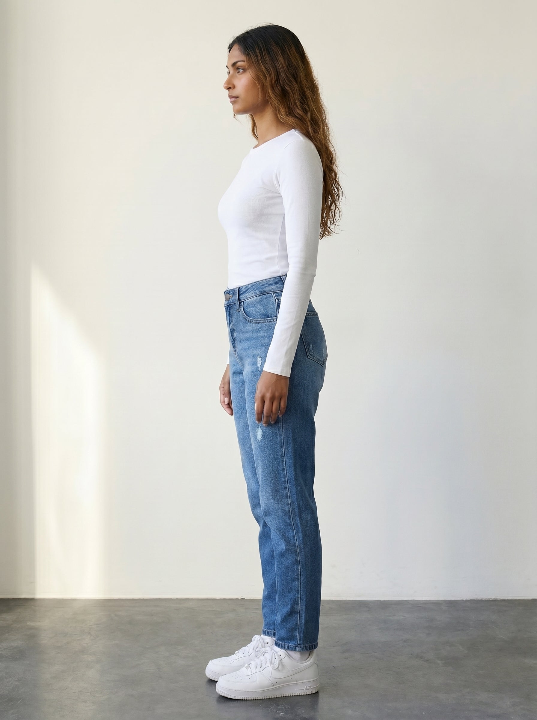 Mom fit jeans with a high waist and distressed details