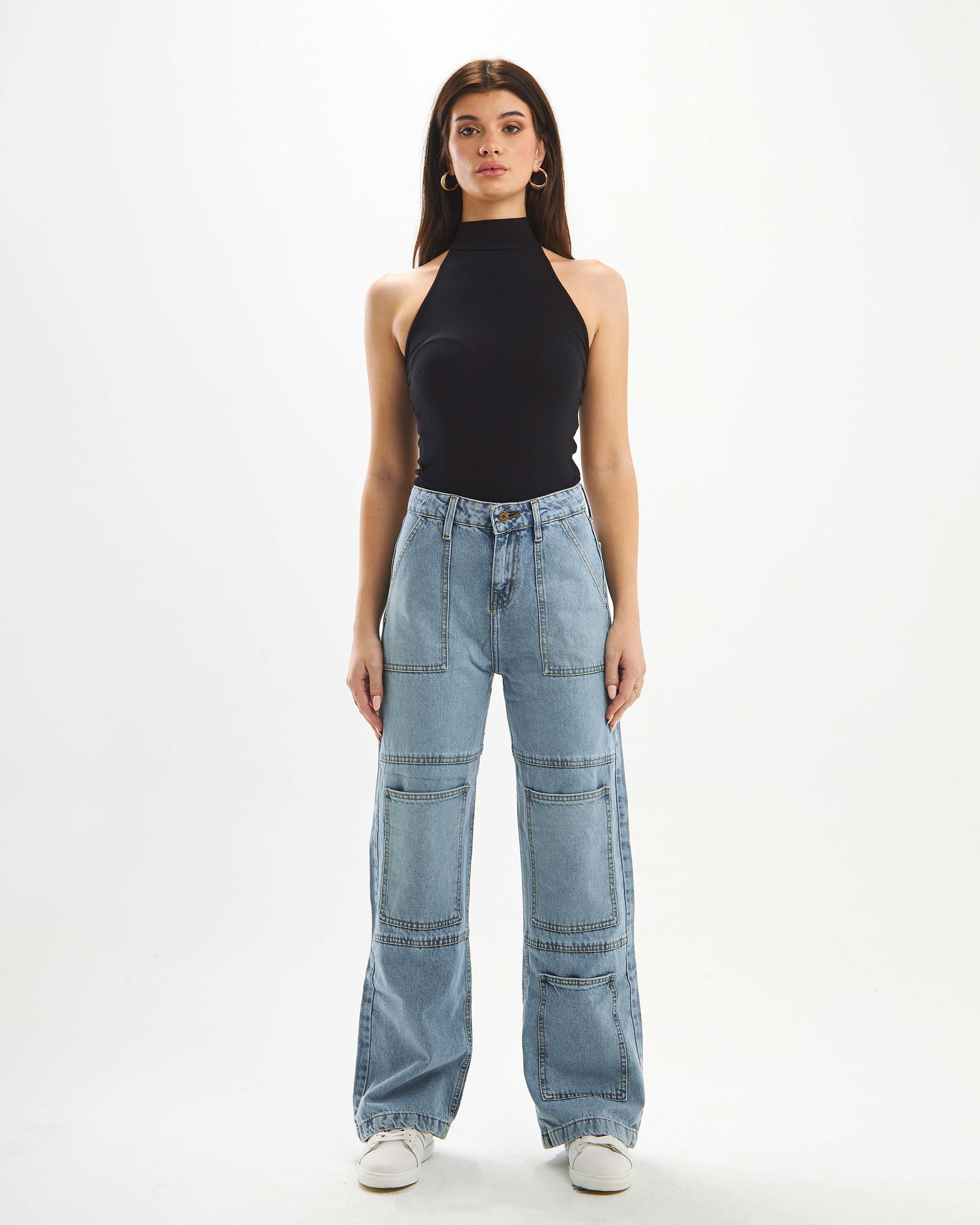 High-waisted straight-leg cargo jeans with pockets