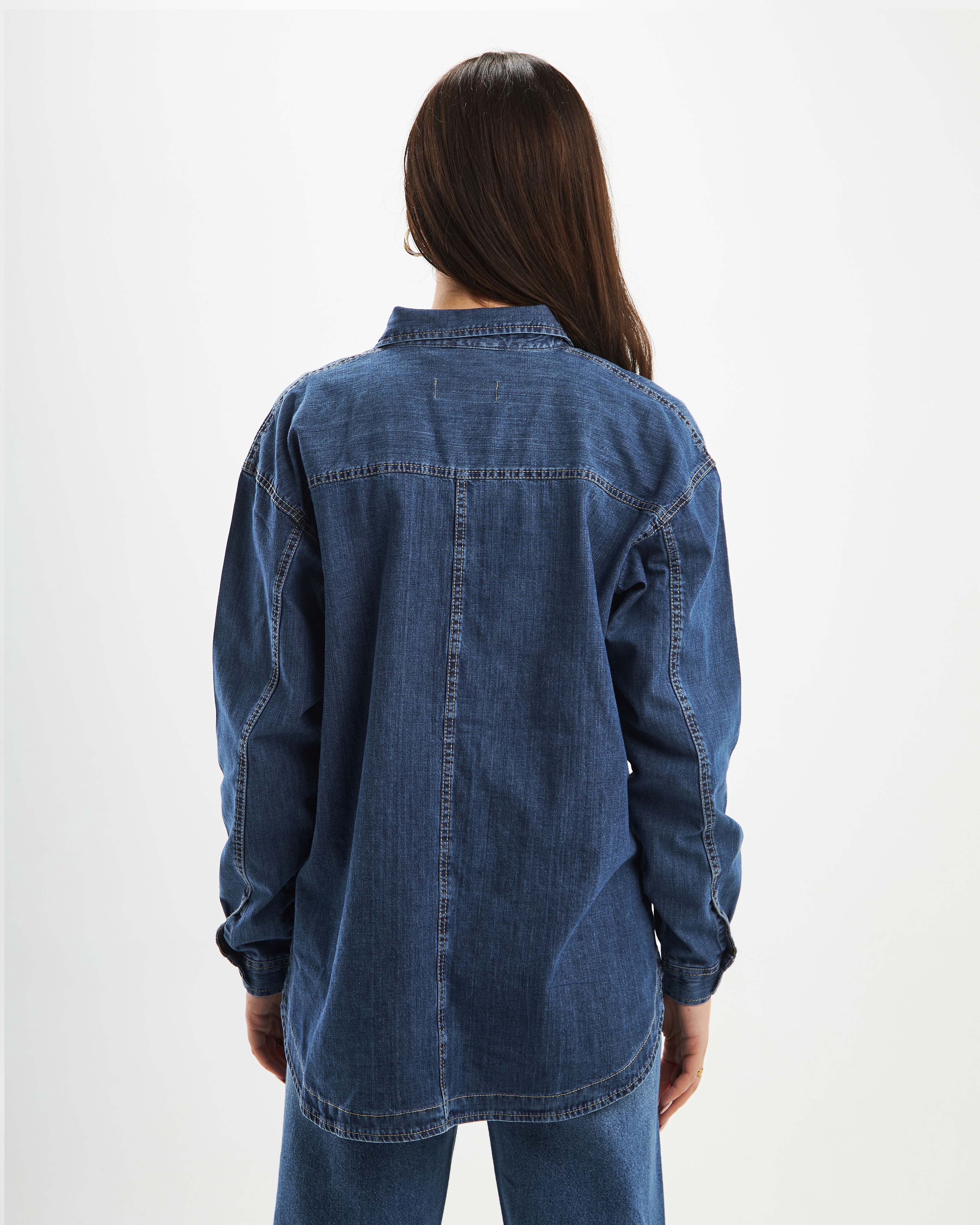 .جاكيت جينز بالأزرق الغامق بتفاصيل جيوب أمامية و قصة واسعة