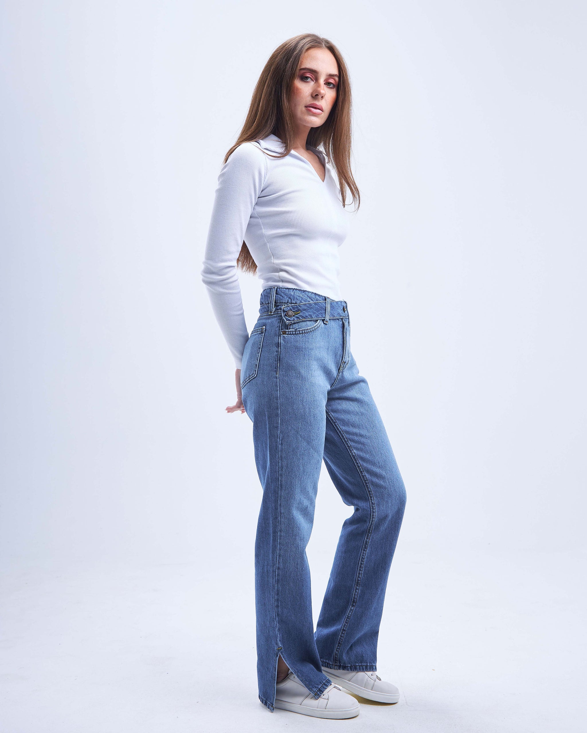 High-waisted straight-leg jeans with a crisscross belt