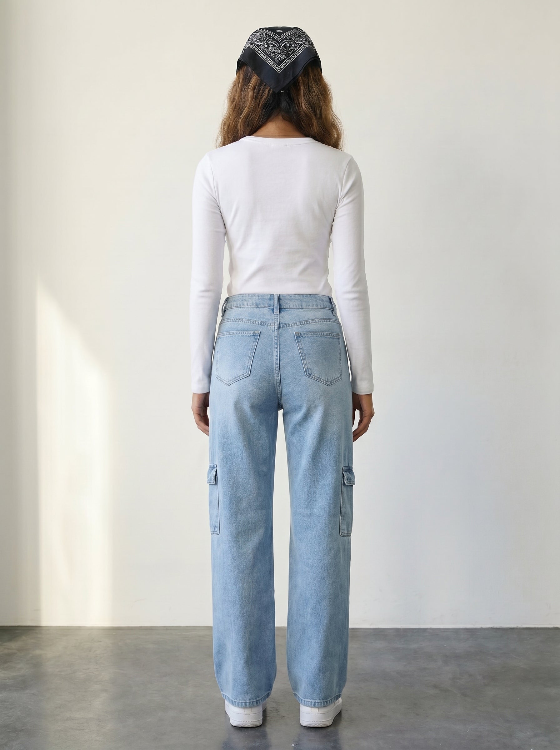 High-waisted straight-leg cargo jeans