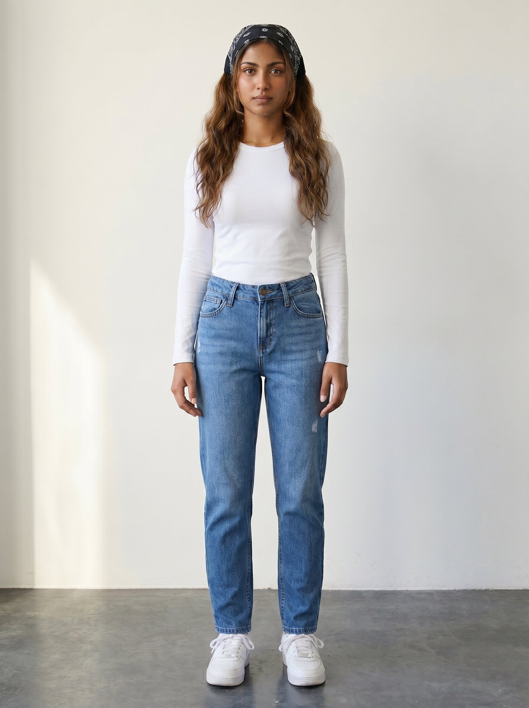 Mom fit jeans with a high waist and distressed details