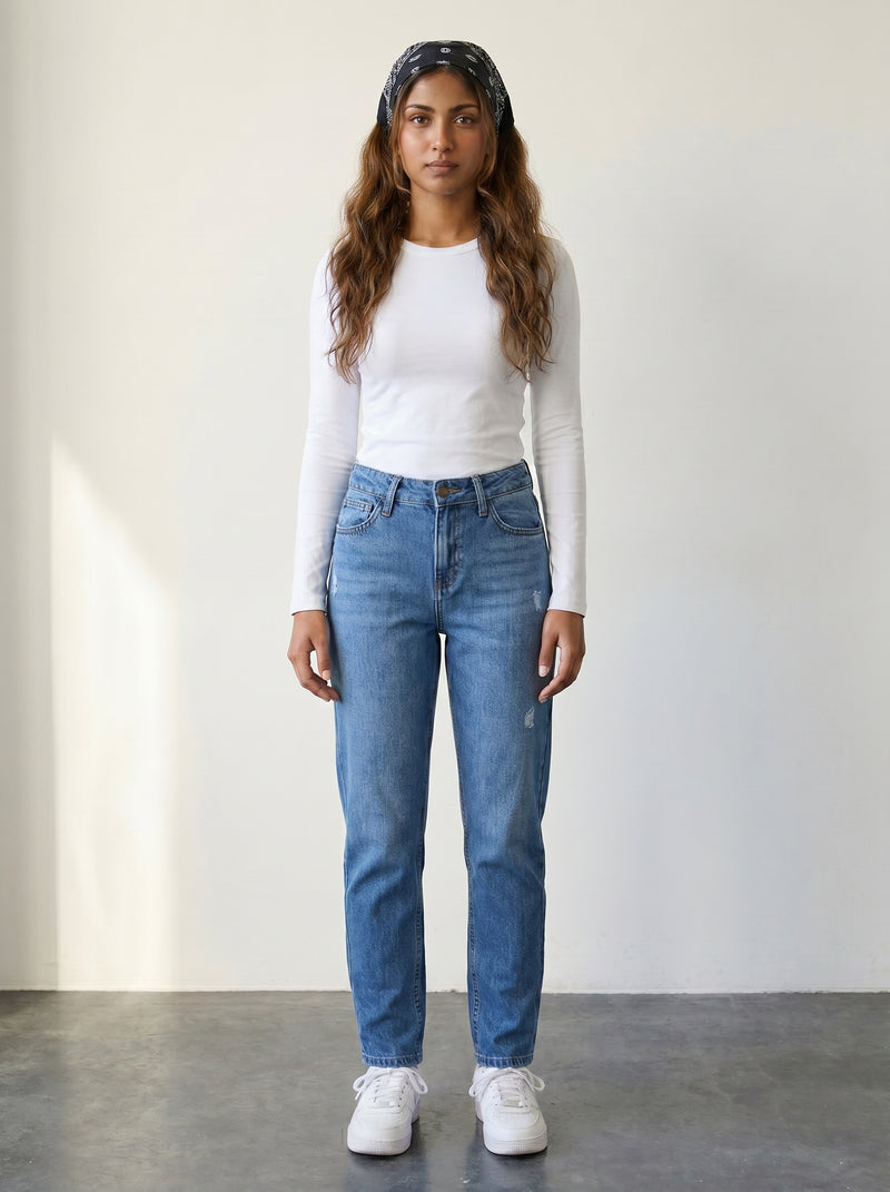 Mom fit jeans with a high waist and distressed details