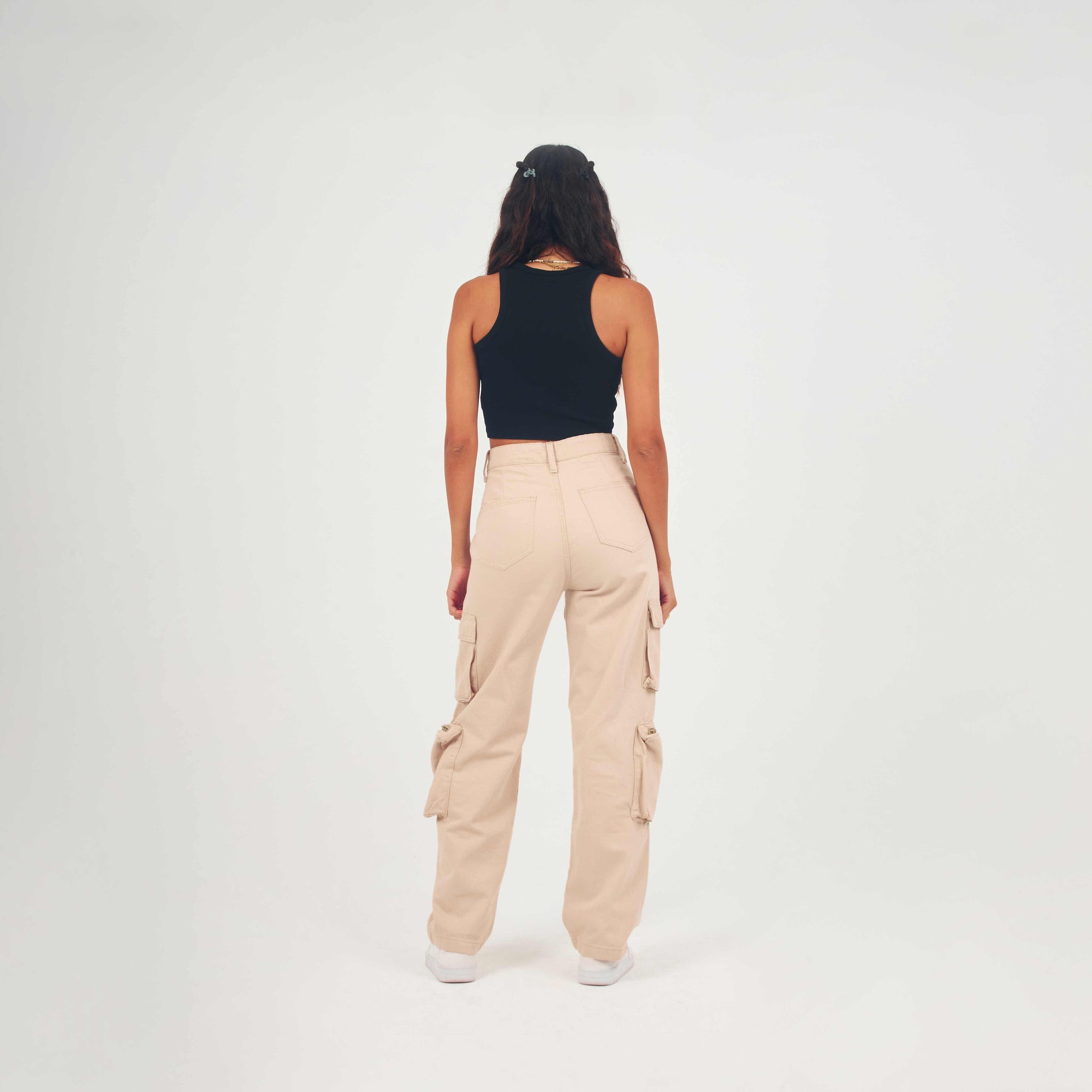 High-waisted straight-leg beige cargo jeans with pockets