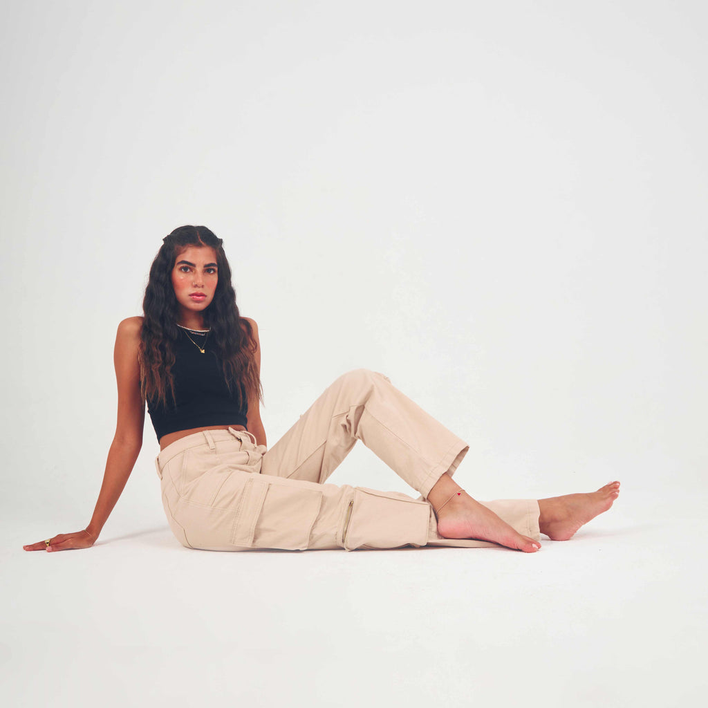 High-waisted straight-leg beige cargo jeans with pockets